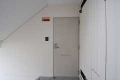 シェアハウスの玄関ドアの様子。（バニラ）(2011-05-11,周辺環境,ENTRANCE,4F)
