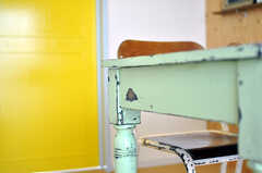 ペンキで幾重にも塗られたダイニングテーブル。（nismu）(2010-10-18,共用部,LIVINGROOM,4F)