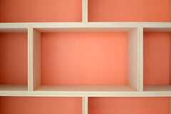 オレンジの配色が輝くのは、本棚。シナ材を使った棚はかなりの重量なんだそう。(2013-08-09,共用部,LIVINGROOM,10F)