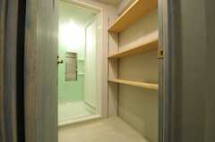 脱衣室の様子。棚が設けられています。(2014-03-05,共用部,BATH,2F)