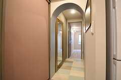 廊下の様子。つきあたりには大きな姿見が置かれています。右手のドアはトイレです。(2014-03-05,共用部,OTHER,2F)