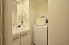 脱衣室には洗面台と洗濯機が設置されています。(2014-07-31,共用部,BATH,1F)