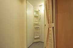 シャワールームの様子。脱衣スペースはカーテンで仕切ります。(2014-07-31,共用部,BATH,3F)
