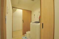 洗濯機の様子。水まわり設備は回遊性があり、奥の扉から廊下に出られます。(2014-07-31,共用部,LAUNDRY,3F)