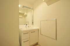 脱衣室には洗面台が設置されています。(2014-07-31,共用部,BATH,4F)