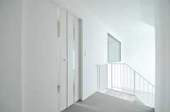 階段の脇にあるドアから、女性専用のフロアへ行くことができます。(2013-02-12,共用部,OTHER,1F)