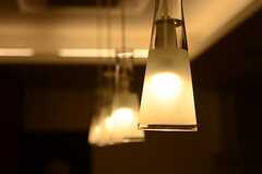 ダイニングテーブルを照らす4連のライト。(2013-02-12,共用部,LIVINGROOM,)