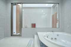 バスルームからしか入れない専用のテラス有り。涼むこともできます。(2013-02-12,共用部,BATH,)