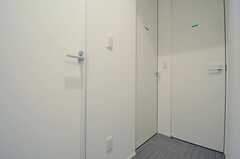 左手前のドアが101号室で、その隣がパウダールーム、右手のドアがトイレです。(2013-02-12,共用部,OTHER,1F)