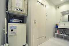 パウダールームには、洗面台と洗濯機と設置されています。正面のドアがシャワールームです。(2013-02-12,共用部,BATH,3F)