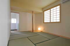 落ち着きのある和室。引き戸を開けると、玄関へ繋がっています。(2012-03-13,共用部,LIVINGROOM,1F)