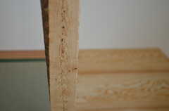床柱は表面が荒く削られ、なぐり加工がされています。(2012-03-13,共用部,OTHER,1F)