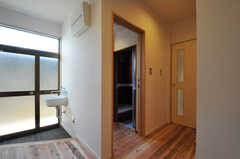 廊下から見たバスルームの脱衣室。勝手口脇に階段があります。(2012-03-13,共用部,OTHER,1F)