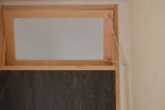 明かり取りと換気を兼ねた内窓。紐で操作する古典的なギミックです。（202号室）(2012-03-13,専有部,ROOM,2F)