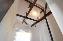 剥き出しの梁。潔くライトは1つだけ。壁に照射して間接照明として利用します。（203号室）(2012-03-13,専有部,ROOM,2F)