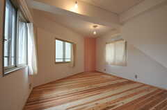 専有部の様子。壁の一部がピンク色です。（201号室）(2012-03-31,専有部,ROOM,2F)