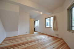 専有部の様子2。広めの部屋なので、暖房効率を考え低めの天井高です。（201号室）(2012-03-31,専有部,ROOM,2F)