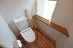大きめの窓付きで明るいトイレ。(2012-03-31,共用部,TOILET,2F)