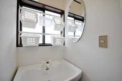 洗面台にも部屋ごとにストッカーが用意されています。(2010-09-15,共用部,OTHER,2F)