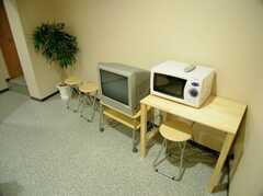 ラウンジに設置された電子レンジとテレビ。(2006-11-30,共用部,TV,1F)