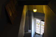 階段側から見た玄関の様子。(2019-03-08,周辺環境,ENTRANCE,2F)