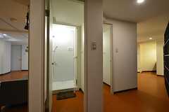 収納の対面にシャワールームが2室設置されています。(2016-02-29,共用部,BATH,-1F)