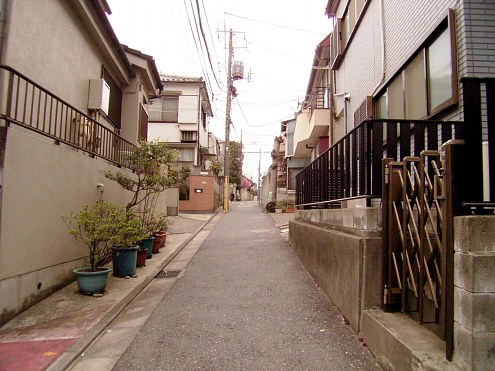 駅からの道