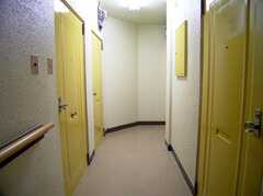 入口の様子。両側の部屋は通常の賃貸物件として運営されている専有部。(2006-03-04,周辺環境,ENTRANCE,2F)