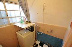 シャワールームの様子2。洗濯機もコチラ。(2011-06-24,共用部,BATH,1F)