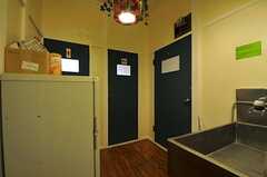 ドアは左奥から、女性用トイレ、男性用トイレ、専有部です。(2011-06-24,共用部,OTHER,2F)