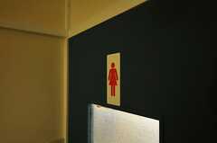 女性専用トイレのサイン。(2011-06-24,共用部,TOILET,2F)