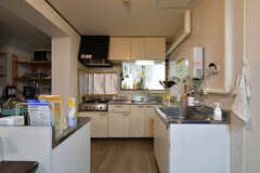 キッチンはリビングに併設されています。(2022-07-07,共用部,LIVINGROOM,1F)