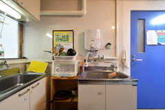 キッチンの様子。シンクは2台あります。(2022-07-07,共用部,KITCHEN,1F)