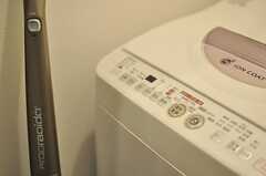 洗濯機の様子。掃除機も置かれています。(2014-03-26,共用部,LAUNDRY,2F)