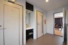 リビング脇には洗面台、ドアの先にはランドリーとトイレがあります。(2012-09-28,共用部,OTHER,3F)