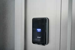 玄関の鍵はカードをタッチして解錠します。(2020-09-26,周辺環境,ENTRANCE,1F)