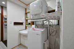 廊下に設置された洗濯機と乾燥機の様子。(2020-09-26,共用部,LAUNDRY,1F)