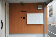 シェアハウスの正面玄関。ポストは部屋ごとに設置され、ダイヤル式の鍵も設置されています。(2013-12-19,周辺環境,ENTRANCE,1F)