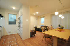 廊下から見たキッチンとリビングの様子。(2013-12-19,共用部,LIVINGROOM,1F)