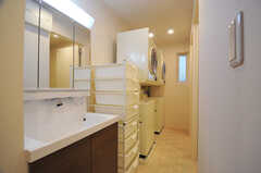 洗面台・洗濯機の様子。洗濯機の対面にバスルームが2室あります。(2013-12-19,共用部,LAUNDRY,1F)