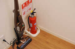 廊下に置かれた掃除機と消火器。(2013-12-19,共用部,OTHER,2F)
