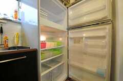 冷蔵庫も部屋ごとに使えるスペースが決まっています。(2011-11-01,共用部,KITCHEN,2F)
