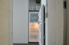 廊下に設置された2Fの入居者専用の冷蔵庫。(2011-11-01,共用部,OTHER,2F)