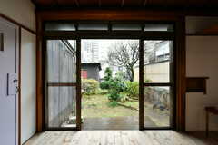 掃き出し窓からは縁側と庭に出られます。(2020-03-02,共用部,LIVINGROOM,1F)