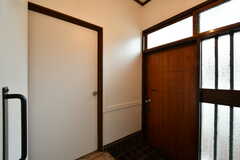 玄関の横にバスルームがあります。(2020-03-02,共用部,OTHER,1F)