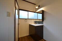 廊下に設置された洗面台。対面のドアはトイレです。(2020-03-02,共用部,WASHSTAND,2F)