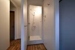 シャワールームの様子。脱衣スペースはカーテンで仕切ることができます。(2020-03-02,共用部,BATH,2F)