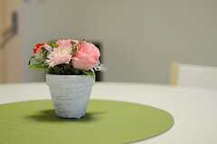 テーブルの上に置かれた造花。(2012-12-24,共用部,OTHER,2F)