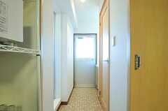 脱衣室の様子。右手のドアがトイレで、その奥に洗面台があります。左手にバスルームがあります。(2012-12-24,共用部,BATH,2F)