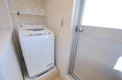 洗濯機は、屋上に出るためのドア脇に設置されています。(2012-12-24,共用部,LAUNDRY,4F)